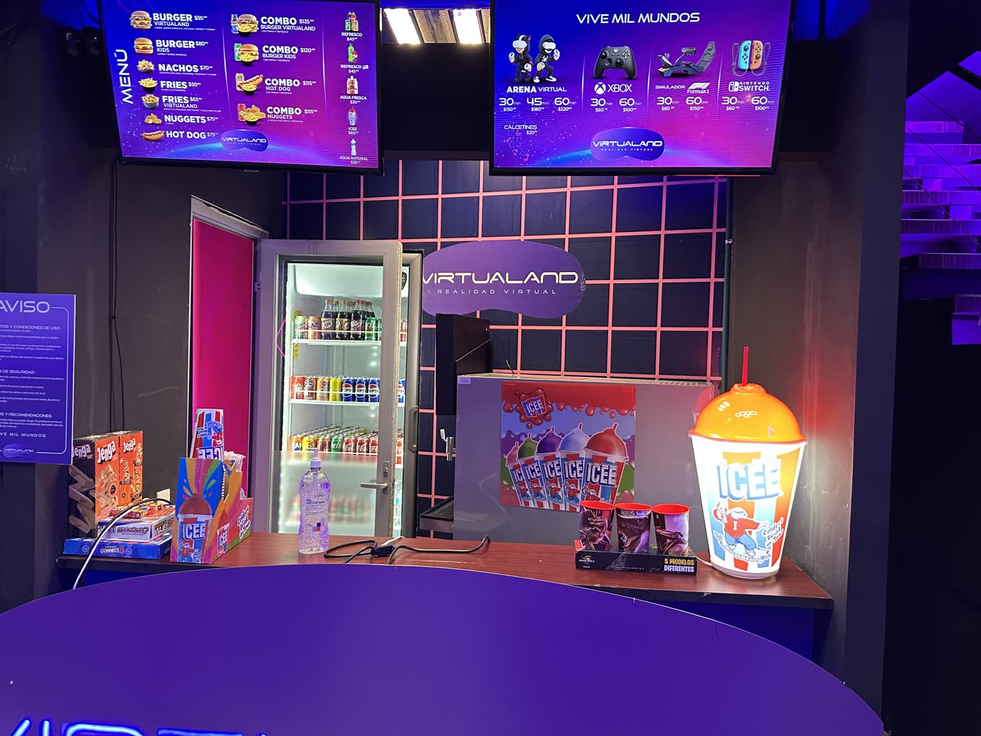 Mostrador con pantallas de menú y precios, refrigerador de bebidas y máquina de ICEE